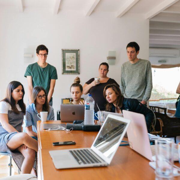 Des personnes sont dans un bureau et parlent de la stratégie de l'entreprise